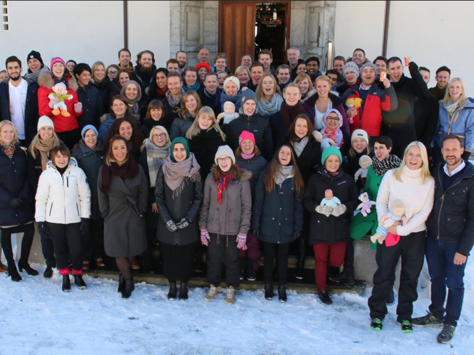 Deltakarane på Vismennenes dag 2016 samla utanfor Skaugum. Foto: Christian Lagaard, Det kongelige hoffet.